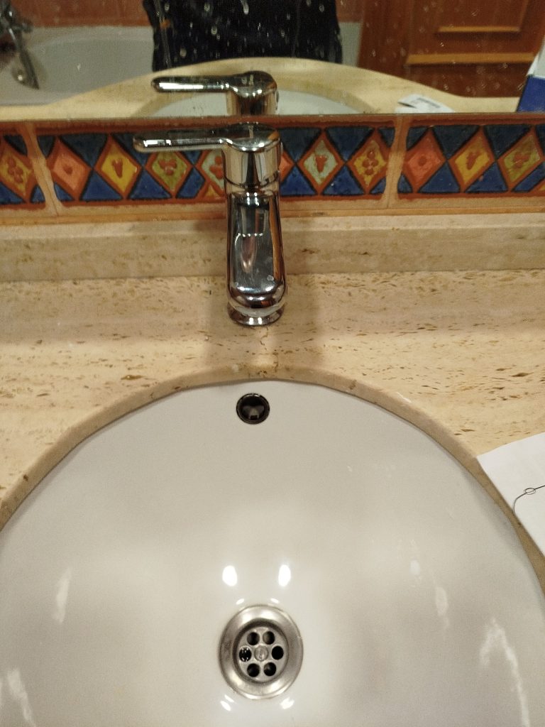 Fontanero profesional de Domesia realizando una instalación de fontanería en Murcia.